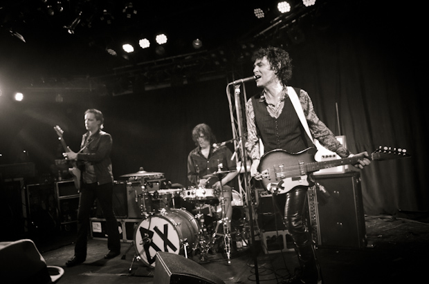 http://www.soundi.fi/jutut/keikat/yksi-maailman-tiukimmista-livebandeista-jon-spencer-blues-explosion-klubi-tampere